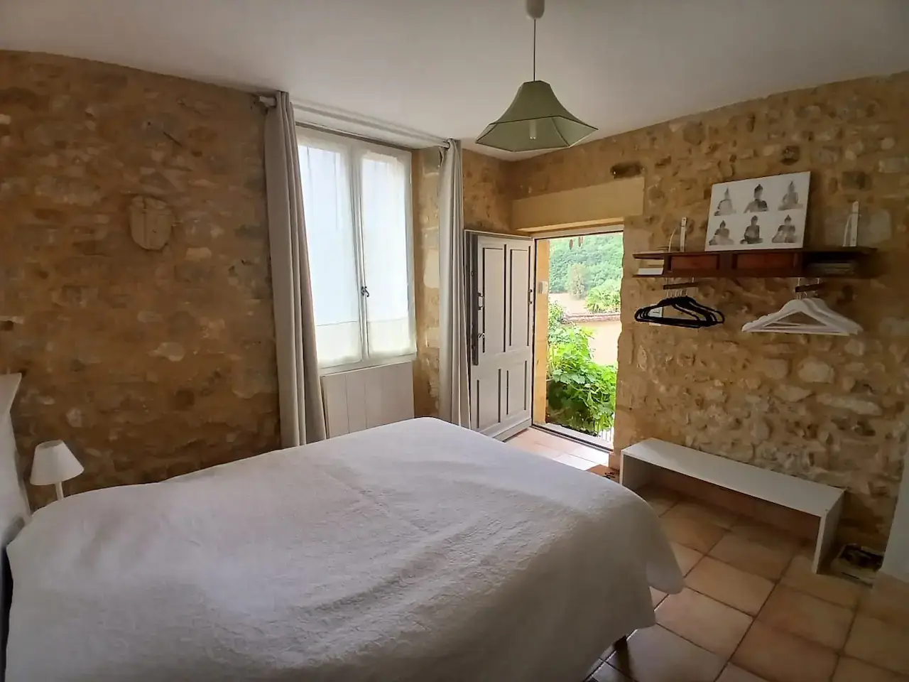 Vue d'ensemble de la chambre MontadAum avec lit double et décoration authentique